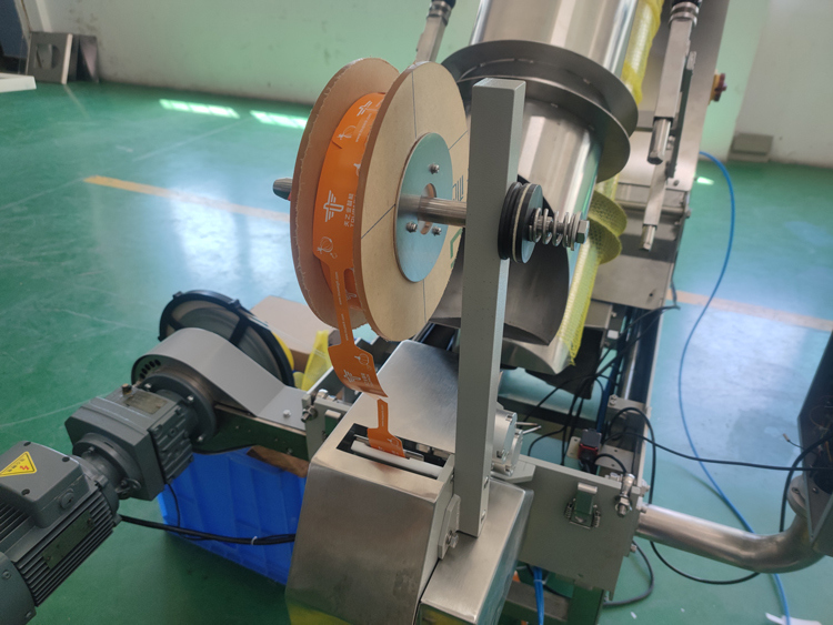 Αυτοματοποιημένη συσκευασία σακούλας με δίχτυ Ζυγίστρα 3g-5000g για συσκευασία λαχανικών Φρούτα Ζαμπερό πατάτες Αμπελώδη φρούτα